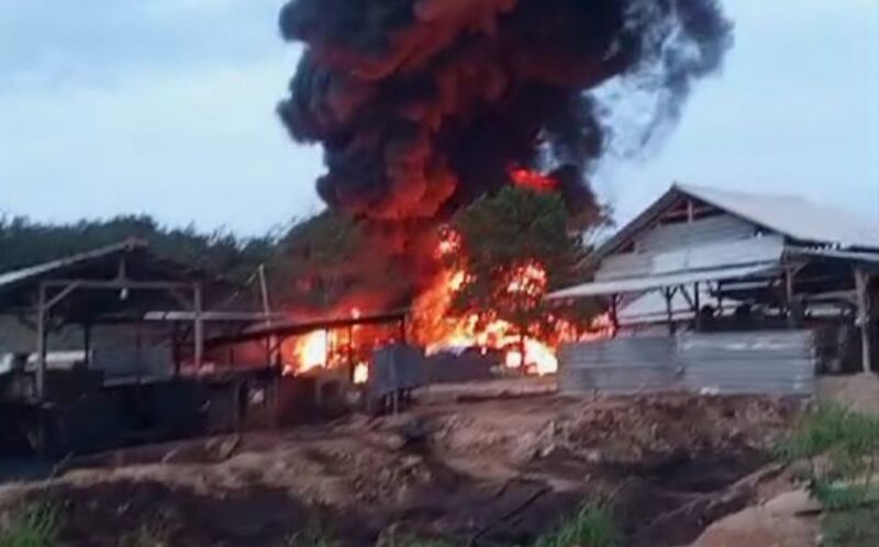 Rumah Diduga Gudang BBM Ilegal Milik Oknum AP di Lamteng Terbakar